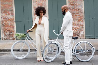 La imagen de la cantante y hermanísima de Beyoncé Solange Knowles montando en bicicleta junto a su marido, el realizador Alan Ferguson, el mismo día de su boda no podía faltar en esta oda a la bici.