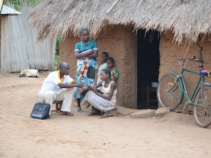 Un médico voluntario de Anesvad va casa por casa en un poblado de Benín (pequeño país al oeste de África) para la detección precoz de úlceras y otras enfermedades comunes.