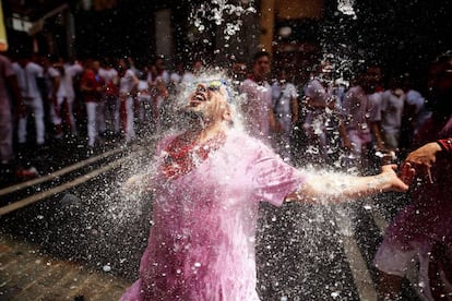 Miles de personas festejan el inicio de las fiestas de San Fermín 2018.