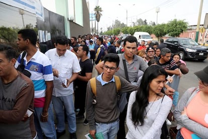 Venezolanos hacen fila para realizar sus trámites migratorios en Perú.