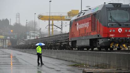 Imagen de un convoy de Euskotren dedicado al transporte de mercancías. 