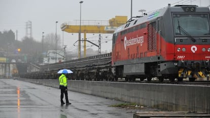 Imagen de un convoy de Euskotren dedicado al transporte de mercancías. 