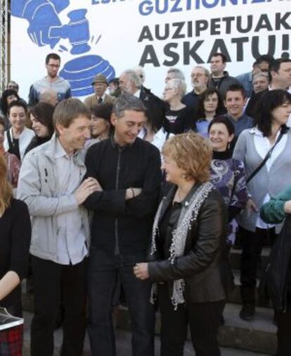 Históricos dirigentes de la izquierda abertzale y representantes sindicales han exigido este sábado en San Sebastián que se revoque la sentencia del caso Bateragune y la liberación de los cinco condenados, entre ellos Arnaldo Otegi.