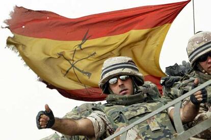El 13 de mayo llegan a Almería y Madrid los primeros soldados procedentes de Irak, vía Kuwait. En la foto, un legionario español saluda desde un blindado antes de cruzar la frontera con Kuwait, cerca de Safwan ( Irak), durante la retirada.