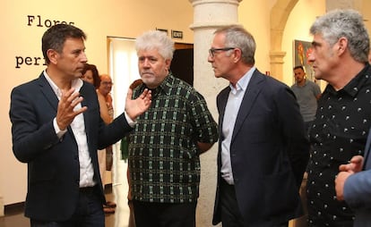 El exdirector del CAF, Rafael Doctor, junto a Pedro Almodóvar, el ministro de Cultura en funciones, José Guirao, y el pintor Jorge Galindo, en el centro almeriense el pasado 28 de junio.