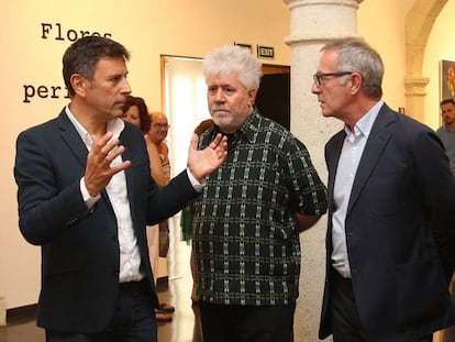 El exdirector del CAF, Rafael Doctor, junto a Pedro Almodóvar, el ministro de Cultura en funciones, José Guirao, y el pintor Jorge Galindo, en el centro almeriense el pasado 28 de junio.
