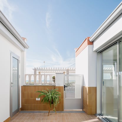 Living in an old fisherman's house a few steps from the sea: this is the 70 square meter home that resists gentrification | ICON Design