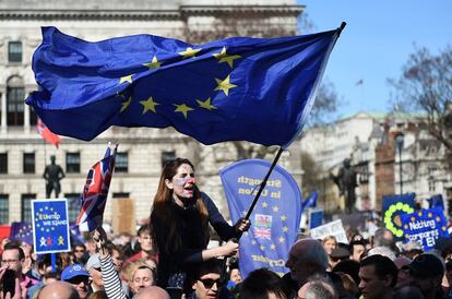Una mujer ondea una bandera de la Unión Europea en un momento de la manifestación contra el 'Brexit' frente al Parlamento, en Londres.