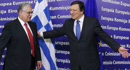 El presidente de la Comisi&oacute;n Europea, Jos&eacute; Manuel Durao Barroso (a la derecha), da la bienvenida al primer ministro griego, Lucas Papademus antes de la reuni&oacute;n que mantuvieron el mi&eacute;rcoles 29 de febrero