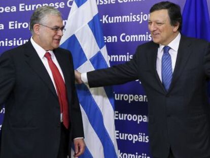 El presidente de la Comisión Europea, José Manuel Durao Barroso (a la derecha), da la bienvenida al primer ministro griego, Lucas Papademus antes de la reunión que mantuvieron el miércoles 29 de febrero