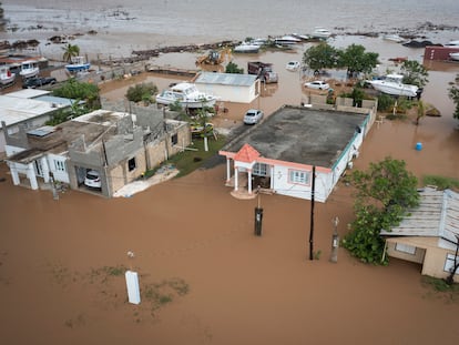 Casas inundadas este lunes tras el paso del huracán Fiona, en la playa de Salinas (Puerto Rico), al suroeste de la isla.