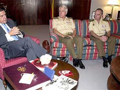 El ministro Federico Trillo, en la reunión que mantuvo ayer con los generales Ricardo Martínez y Alfredo Cardona.