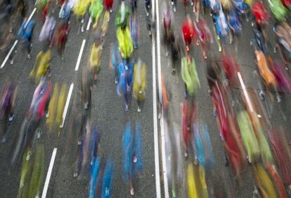 Detalle de los participantes en la Maratón de Madrid a su paso por el Paseo de la Castellana.