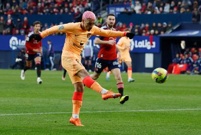 Antoine Griezmann chuta a gol duarante el partido de fútbol de la liga española entre el CA Osasuna y el Club Atlético de Madrid