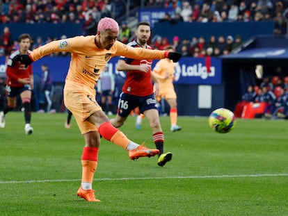 Antoine Griezmann chuta a gol duarante el partido de fútbol de la liga española entre el CA Osasuna y el Club Atlético de Madrid