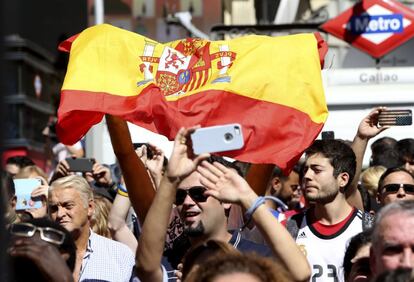 Aficionados aplauden a la selección española de baloncesto durante la celebración del título continental que ha tenido lugar en la plaza de Callao, Madrid.