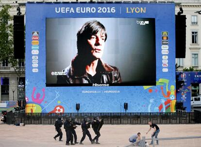 Vista general de un simulacro antiterrorista en el marco del campeonato de fútbol UEFA EURO 2016, en Place Bellecour, Lyon.