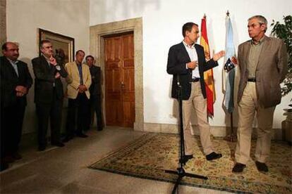 José Luis Rodríguez Zapatero y el presidente de la Xunta, Emilio Pérez Touriño, durante su comparecencia en Santiago de Compostela.