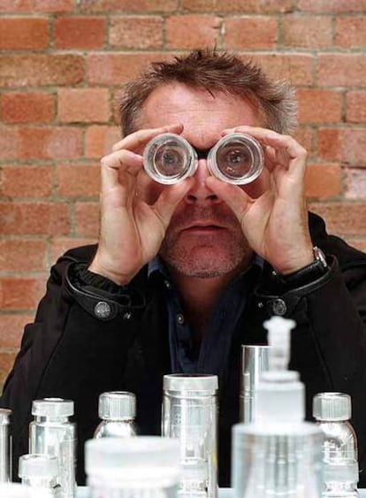 El artista británico Damien Hirst, fotografiado en Londres en 2003.