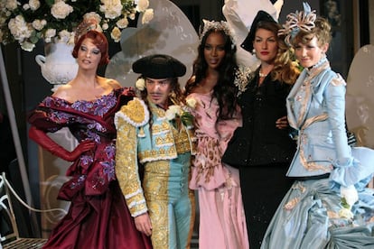 El torero y las supermodelos (otoño 2007)
	

	En su décimo aniversario en Dior, el gibraltareño se rodeó de supermodelos y decidió dar la cara en su desfile con un atuendo que pasará a los anales de la historia.