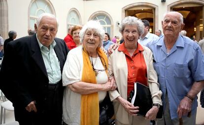 Teresa Carbonell (segunda por la d.), con veteranos del POUM.