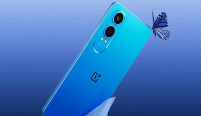 Teléfono OnePlus Nord CE4 Lite 5G con fondo azul