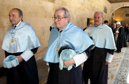 De izquierda a derecha, Ricardo Senabre, George Steiner y Carlos Fuentes, en la Universidad de Salamanca.