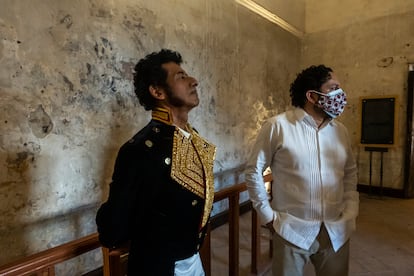 El actor Joaquín  Chablé caracterizado como Vicente Guerrero y el directo Rafael Aparicio en el exconvento de Cuilápam el día 14 de febrero de 2021.