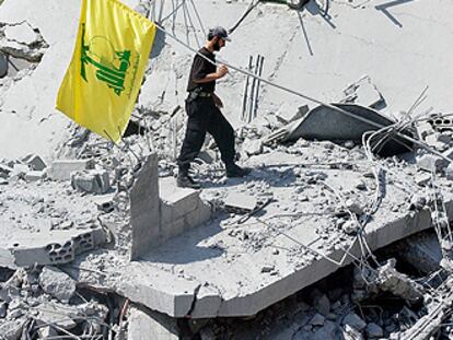 Un militante de Hezbolá enarbola una bandera de la milicia en Sidón.