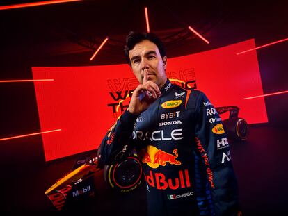 Checo Pérez durante la sesión de fotos del lanzamiento de la nueva temporada de Fórmula 1.
