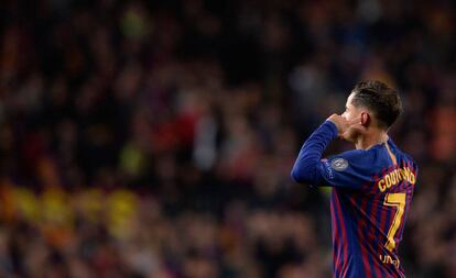 Coutinho se tapa los oídos ante la afición del Barcelona.