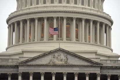 La bandera estadounidense ondea a media asta en el Capitolio en memoria del expresidente sudafricano Nelson Mandela, en Washington, EEUU.