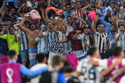 Aficionados argentinos celebran con su selección el paso a cuartos de final en el Mundial de Qatar. 