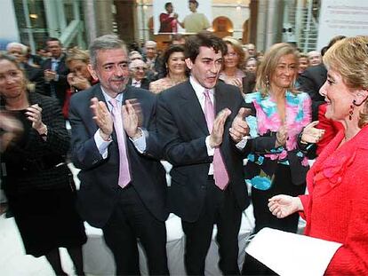 El portavoz Antonio Beteta, el viceportavoz David García y la vicepresidenta de la Asamblea, Cristina Cifuentes, aplauden a Esperanza Aguirre.