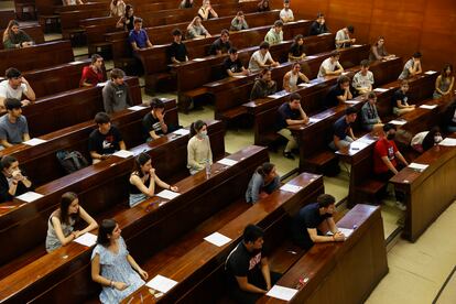 Estudiantes en las pruebas de la Evaluación para el Acceso a la Universidad, el lunes en Madrid.