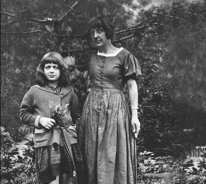 La poeta Marina Tsvet&aacute;ieva y su hija Ariadna Efron, en Praga en 1924. 