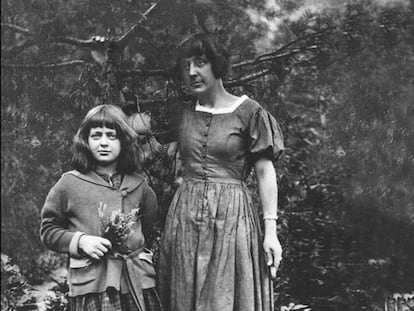 La poeta Marina Tsvetáieva y su hija Ariadna Efron, en Praga en 1924.