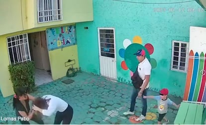 Un momento del video difundido en redes de la agresión a la maestra en Cuautitlán Izcalli