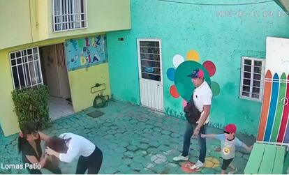 Un momento del video difundido en redes de la agresión a la maestra en Cuautitlán Izcalli