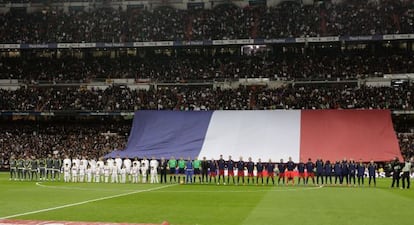 Los jugadores del Madrid y el Bar&ccedil;a durante el minuto de silencio.