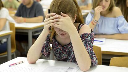 Una joven, concentrada ante el examen de Selectividad en la Universidad de Valencia.