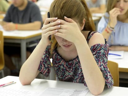 Una joven, concentrada, de un aula en el examen de Selectividad en la Universidad de Valencia.