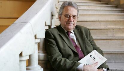 El historiador Santos Juliá, cuando presentó su libro 'Historias de las dos Españas', en 2004 en Madrid. 