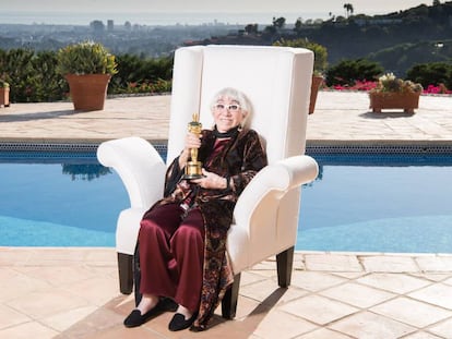 La directora Lina Wertmüller posa con el Oscar de Honor en Los Ángeles, Estados Unidos.