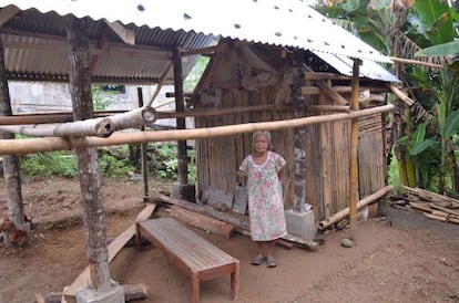 Acila Ibabao, de 79 años, junto a lo que será su nueva casa.