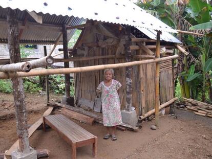 Acila Ibabao, de 79 años, junto a lo que será su nueva casa.