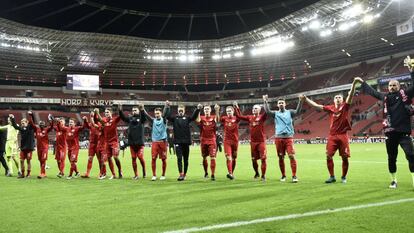Los jugadores del RB Leipzig celebran su triunfo en cancha del Bayer Leverkusen para ponerse l&iacute;deres de la Bundesliga.