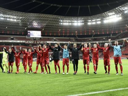 Los jugadores del RB Leipzig celebran su triunfo en cancha del Bayer Leverkusen para ponerse l&iacute;deres de la Bundesliga.