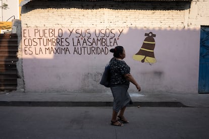 Un mujer camina por las calles de Xoxocotla, en el estado de Morelos, el 6 de mayo de 2022. Xoxocotla es un municipio indígena autónomo y elige a sus dirigentes mediante una asamblea local.