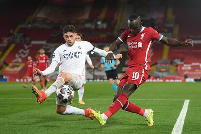 Fede Valverde tapa un pase al área de Mané en Anfield en la Champions League